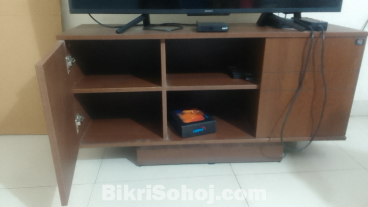 রিগাল এর টিভি ট্রলি